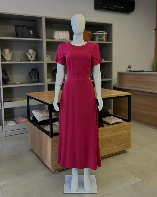 Vestido longo rosa-escuro de manga curta, no manequim, dentro da loja